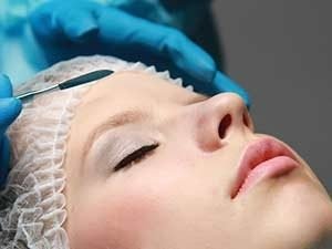 Проведение операции по подтяжке лица